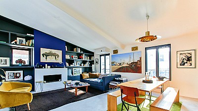 granatowa sciana w salonie