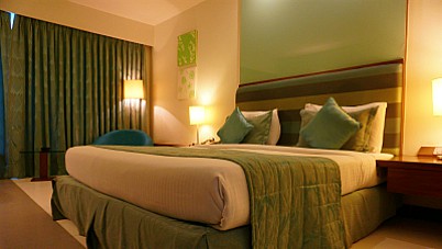 zielona sciana w sypialni