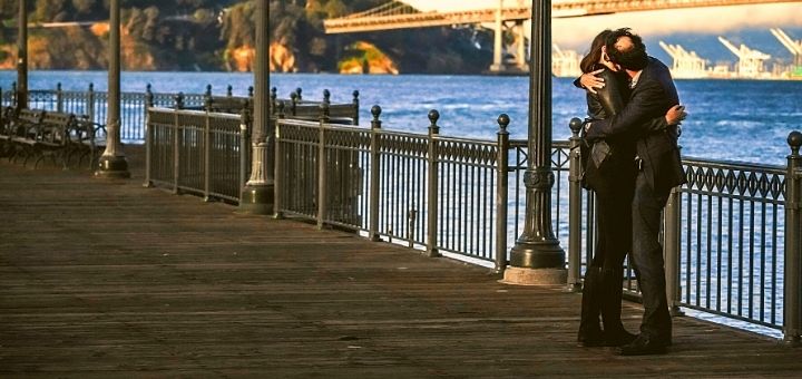Randka z mężem pocałunek na moście