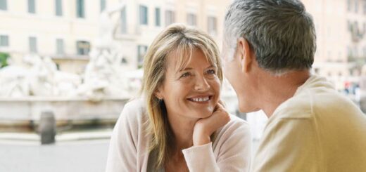 Dojrzała para rozmawia na randce w kawiarni