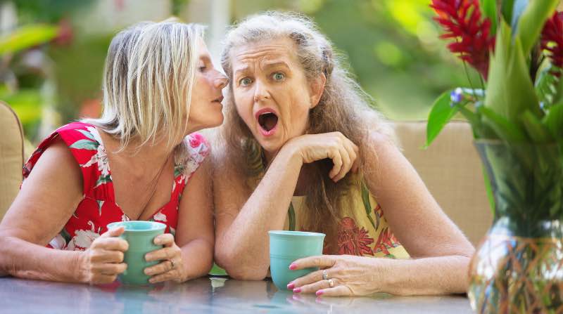 Dwie dojrzałe kobiety plotkują na kawie