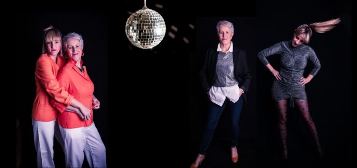 Kobiety w stroju karnawałowym a la lata 80. i srebrną kulą disco