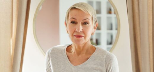 Dojrzała kobieta w eleganckim szarym sweterku